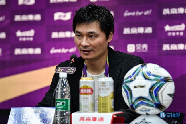 吉他手埃尔（安东尼奥•班德拉斯 Antonio Banderas 饰）是墨西哥荒凉上最使人心惊胆战的神枪手，他曾摧毁了一个又一个本地的毒枭、黑帮，是以也八面树敌。在痛掉爱妻以后，意气消沉的埃尔背着他的吉他起头四周流离，从此鸣金收兵。当今，年夜毒枭巴罗瑞（威廉•达福 Willem Dafoe 饰）逐步成立起了他的福寿膏王国，野心勃勃的他乃至还在谋害刺杀总统，颠覆墨西哥政权。CIA捕快桑德斯（约翰尼•德普 Johnny Depp 饰）得知了巴罗瑞的诡计，因而，他找到了埃尔。曾的铁决战苦战士埃尔固然不会作壁上观，他终究重出江湖。可是，工作并没有概况的那末简单，墨西哥荒凉上一出传奇正在缓缓上演。